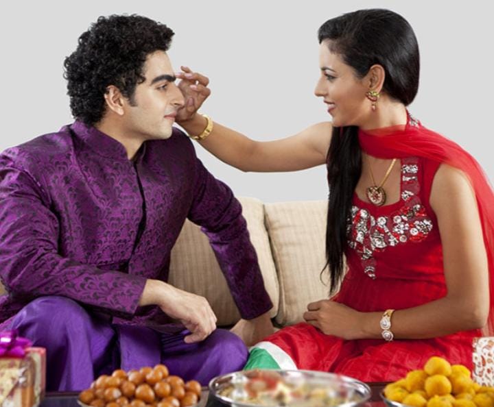 সময়ের বদল যতই হোক, যতই বঙ্গ জীবনের অঙ্গ হয়ে উঠুক ডিজিটাল ভাইফোঁটা, কিন্তু এক রয়ে গিয়েছে ভাই-বোনের অপেক্ষার চেনা টান। রোজ রোজ ভিডিয়ো কলে দেখা হলেও প্রবাসী ভাই তাই দিন গোনে ঘরে ফেরার, আর দিদিটিও পথ চেয়ে বসে থাকে। জমিয়ে রাখে আদর। দোকান কিংবা সাইট ঘুরে কেনে পছন্দের মিষ্টি, দুপুরের আয়োজনে কোমর বেঁধে রাঁধে ভাইয়ের প্ৰিয় পদ। উপহার আর ভালবাসার ছোট ছোট আবেগে ধরা দেয় এক চেনা আটপৌরে গল্প। সময়ের শত বদলেও যে গল্পের কাহিনি একই থেকে যায় চিরকাল... (এই প্রতিবেদনটি ‘আনন্দ উৎসব’ ফিচারের একটি অংশ)।