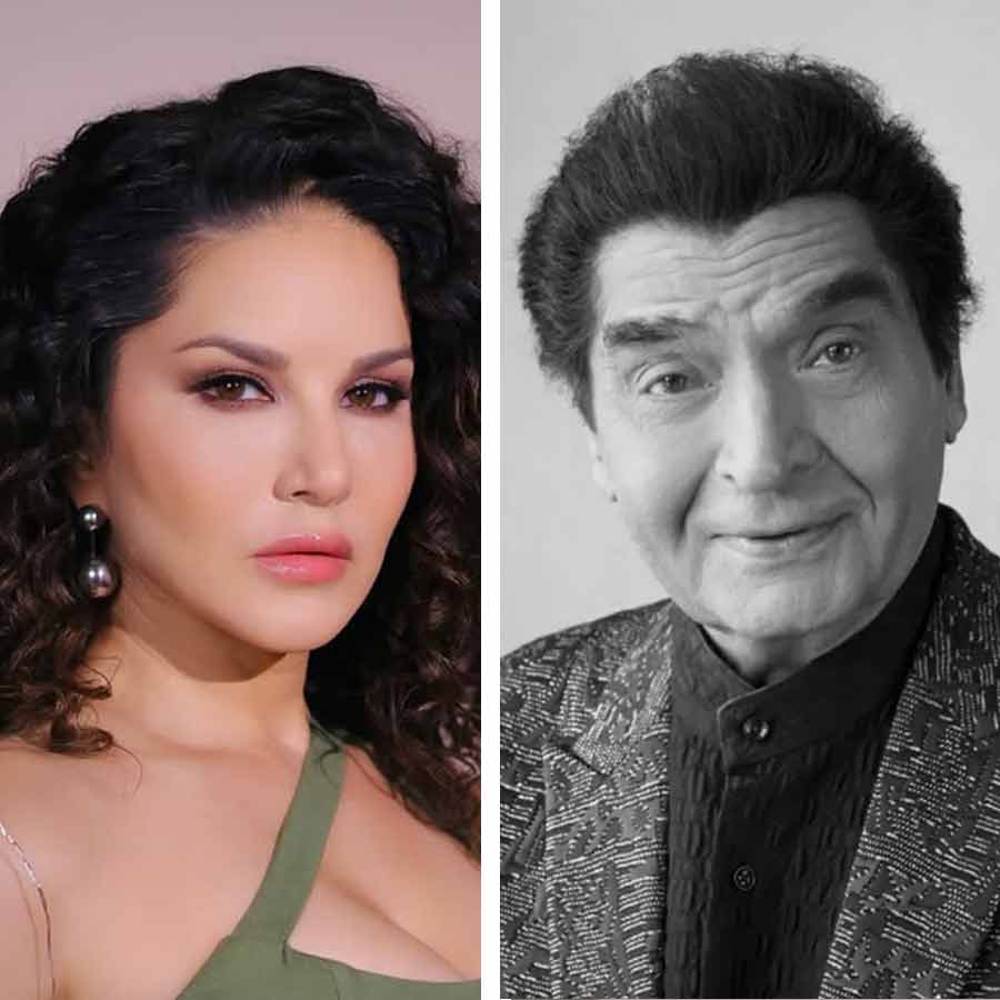 (বাঁ দিকে) সানি লিওনি (ডান দিকে) আসরানী