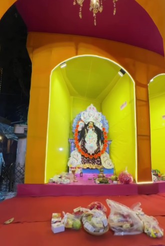 প্রথমেই যে রূপে দেবীকে দেখতে পাওয়া যাবে, সেটি হল তারা! অর্থাৎ - তারাপীঠের দেবী হিসাবে কালী এখানে পূজিতা হন। 