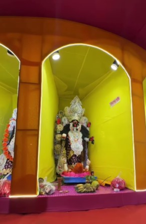 এর পরের কক্ষেই থাকেন দক্ষিণেশ্বর মন্দিরের অধিষ্ঠাত্রী দেবী। তাঁর পুজো হয় মূল মন্দিরের রীতি মেনেই। 