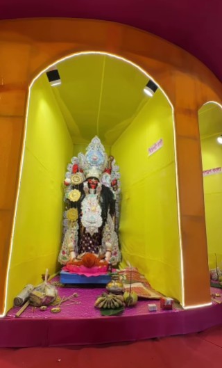 কালীর আরও একটি রূপ হল সিদ্ধেশ্বরী। এই মণ্ডপের তৃতীয় কক্ষে তাঁর দেখা মিলবে।