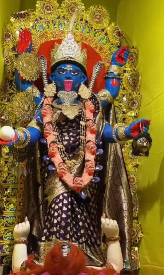 পরের কক্ষে দেবীকে আমরা যে রূপে দেখতে পাই, সেই রূপে তিনি পূজিতা হন আদ্যাপীঠে। অর্থাৎ এই সপ্তম কক্ষে থাকেন আদ্য়াপীঠের কালী। 