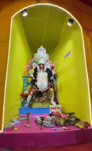 দেবী কালীকে আনন্দময়ী রূপেও নানা জায়গায় পুজো করা হয়। এখানেও পালিত হয় সেই প্রথা। আনন্দময়ী থাকেন অষ্টম কক্ষে। দেবী কালীকে আনন্দময়ী রূপেও নানা জায়গায় পুজো করা হয়। এখানেও পালিত হয় সেই প্রথা। আনন্দময়ী থাকেন অষ্টম কক্ষে। 