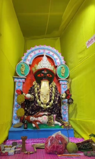 মণ্ডপের একেবারের শেষের, অর্থাৎ নবম কক্ষে অবস্থান করেন কলকাতার কালীঘাটের কালী।   (এই প্রতিবেদনটি ‘আনন্দ উৎসব’ ফিচারের একটি অংশ)। 