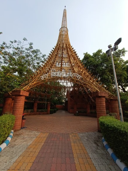 এই বিশেষ জায়গাটি হল রবীন্দ্র সরোবর চত্বরে অবস্থিত একটি সংগ্রহশালা বা মিউজিয়াম। যার পোশাকি নাম - ‘মা ফিরে এল’!