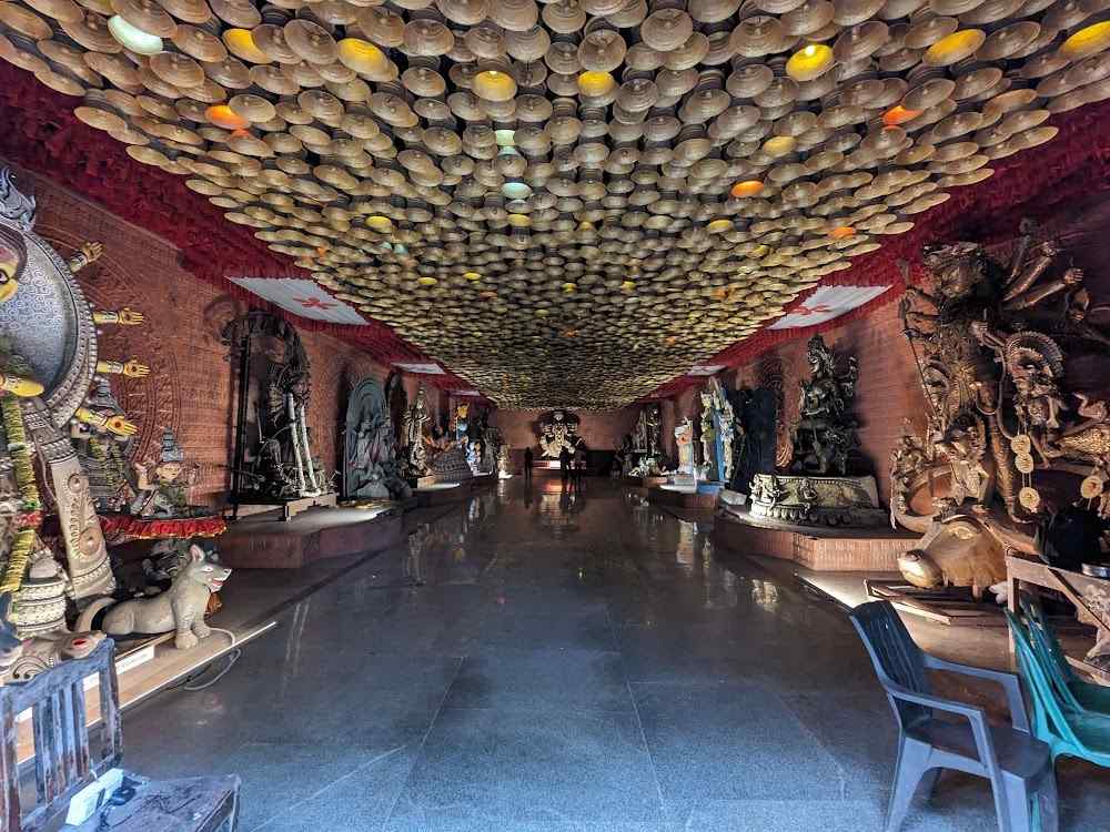 এই আর্ট গ্যালারিতে একের পর এক, সারিবদ্ধ ভাবে নির্বাচিত দুর্গাপ্রতিমাগুলি সাজানো থাকে। 