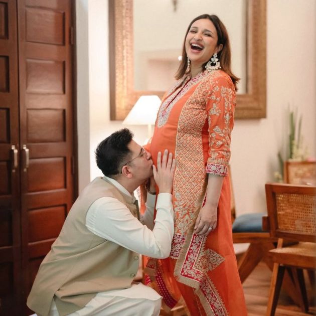 পরিণীতির স্ফীতোদরে রাঘবের চুম্বন।