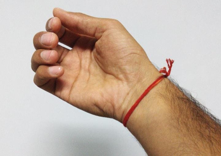 ভাইয়ের জীবনের সমস্ত কষ্ট, বাধা দূর করতে তাঁকে ফোঁটা দেওয়ার পর হাতে সাত রঙা বা সাত রঙের মৌলি সুতো বেঁধে দিন। 