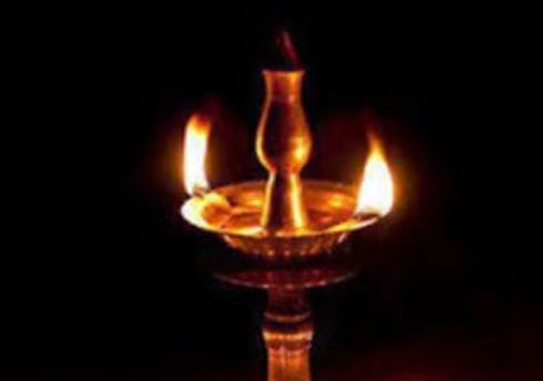 ভাইফোঁটার সন্ধ্যায় বাড়ির দক্ষিণ দিকে প্রদীপ জ্বালান। ঘিয়ের বদলে সর্ষের তেলের দ্বিমুখী প্রদীপ জ্বালাবেন। দূর হবে বিপদ। 