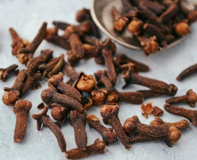 ভাইয়ের সঙ্গে সম্পর্ক তলানিতে ঠেকেছে? কিছুতেই ঠিক হচ্ছে না সমস্যা? বিবাদ দূর করতে চাইলে এ দিন গোটা কালো সর্ষে, লবঙ্গ এবং বিউলির ডাল নিয়ে ভাইয়ের মাথার উপর ঘুরিয়ে সেটিকে কর্পূরের সঙ্গে পুড়িয়ে দিন। 