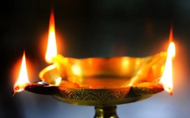 বাড়ির মূল দরজার সামনে চার কোণা প্রদীপ জ্বালান যমরাজের নামে। এতে দূর হবে সমস্ত বাধা। 