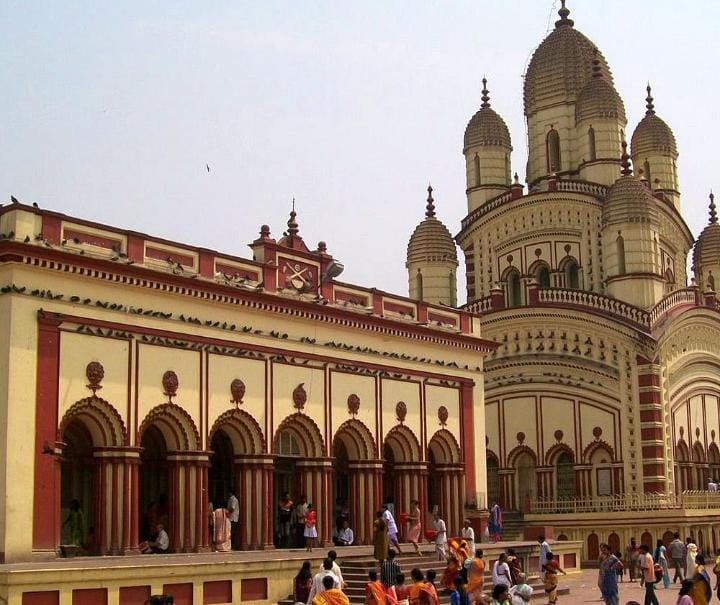 ভাইফোঁটার দিন যদি ভাই ফোঁটা নিতে না আসতে পারে তা হলে গরীব দুঃখীদের খাবার খাওয়ান। এটি অত্যন্ত শুভ। একই সঙ্গে কোনও মন্দিরে তাঁর নামে পুজো দিতে পারেন। 