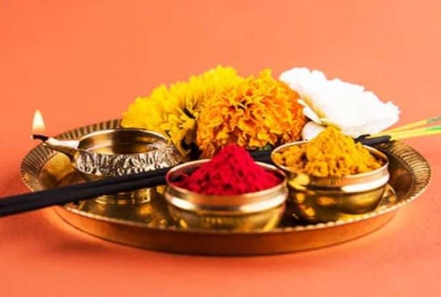 ভাইফোঁটার সামগ্রী যে থালায় রাখবেন খেয়াল রাখবেন সেটি যেন স্টিলের না হয়। তামা বা পিতলের বাসন হলেই ভাল। (এই প্রতিবেদনটি ‘আনন্দ উৎসব’ ফিচারের একটি অংশ)।