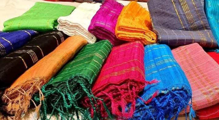 ভাইফোঁটার দিন আপনি বা আপনার ভাই কেউই কালো রঙের পোশাক পরবেন না। চেষ্টা করবেন সুতির কাপড় পরার। 