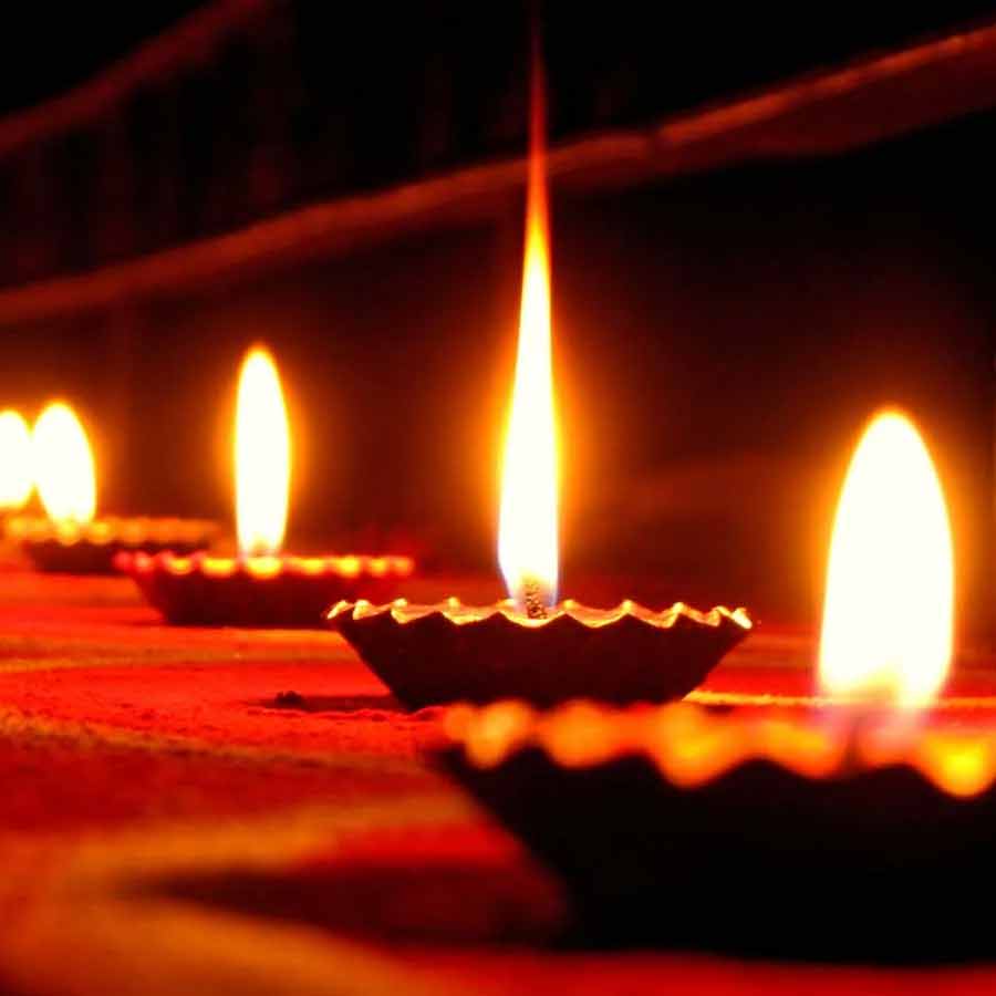  আঁধার ঘুচিয়ে আলোয় ফেরার উৎসব দীপাবলি। সেই আলোর ছটায় যেমন সেজে ওঠে চারপাশ, তেমনই সাজেন তারকারাও। উৎসব মানে যেমন উদ্‌যাপন, তেমনই নিজেকেও সাজিয়ে তোলা।