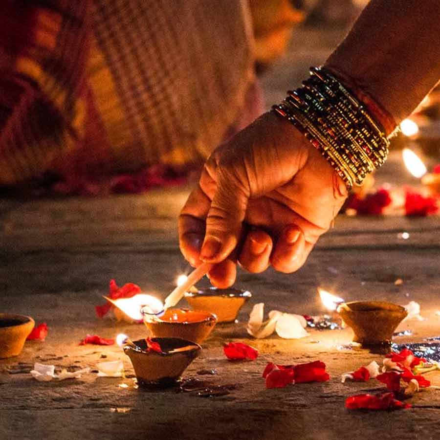 বলিউডের দীপাবলি চিরকালই ঝলমলে, জৌলুসময়। পার্টির আয়োজনও হয় তেমনই। জমকালো পোশাকে সাজেন অভিনেতা-অভিনেত্রীরা। তবে উদ্‌যাপনের ধরন খানিক আলাদা হলেও পিছিয়ে থাকে না টলিউডও। পুজো, বাজি, অন্দরসজ্জা নিয়ে নিজেদের মতো কালীপুজোয় আনন্দ করেন বঙ্গ তারকারাও।