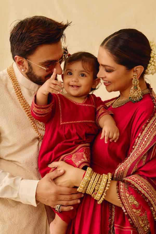 দীপাবলিতে কন্যা দুয়াকে ক্যামেরার সামনে আনলেন দীপিকা পাড়ুকোন এবং রণবীর সিংহ। মা-মেয়ে দু’জনের পরনেই ছিল লাল। রণবীর পরেছিলেন কুর্তা—পাজামার সঙ্গে গলাবন্ধ কোট। সব্যসাচী মুখোপাধ্যায়ের পোশাক পরেছিলেন দীপিকা। একরঙা লাল, লম্বা, ঢোলাহাতা গলাবন্ধ আনারকলির সঙ্গে সঙ্গে নিয়েছিলেন সোনালি সুতোর কারুকাজ করা ওড়না। মোগল স্থাপত্যের জাফরি কাজের নকশা ছিল ওড়নায়। মায়ের মতোই আনারকলি ধরনের পোশাক পরানো হয়েছিল দুয়াকেও।