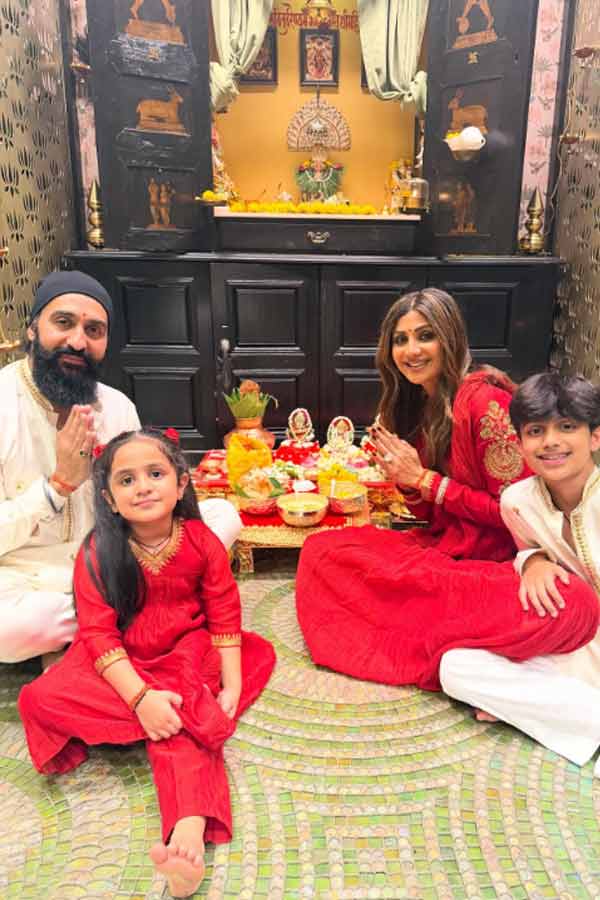 শেট্টি পরিবারের দীপাবলি উৎসবে ধরা পড়েছে রংমিলান্তি। মা-মেয়ের পোশাক ছিল লালরঙা। শিল্পা শেট্টির ছেলে এবং স্বামী পরেছিলেন ঘিয়ে রঙের কুুর্তা-পাজামা।