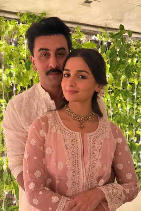 উৎসবে আলিয়া ভট্ট এবং রণবীর কূপরের পোশাকের রং না মিললেও, দু’জনেই বেছে নিয়েছিলেন চিকনকারি কুর্তা। আলিয়া ভট্টের হালকা গোলাপি রঙের পোশাকটির নকশা করেছেন পোশাকশিল্পী সন্দীপ খোসলা। তবে বিশেষ ভাবে নজর কেড়েছে আলিয়ার পরনের হালকা সবুজরঙা স্কার্ট, যেটি দেখতে একেবারে লুঙ্গির মতো। মাথায় গজরা, গলায় নেকলেস— ছিমছাম সাজেই আলিয়াকে ভারি মিষ্টি দেখাচ্ছিল।