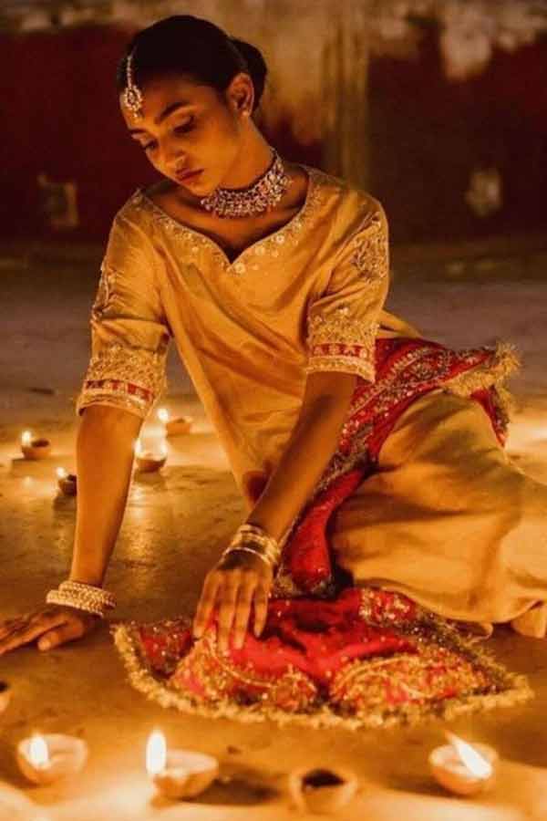 বলিউড থেকে টলিউড— কালীপুজো, দীপাবলি উদ্‌যাপন হয়েছে সাড়ম্বরে। উৎসবের আবহে কেউ হয়ে উঠেছেন ‘পটকা’, কেউ আবার বেছে নিয়েছেন চিরন্তনী সাজ। ভারী গয়না, ফুল, শাড়ি, লেহঙ্গা, চিকনকারি পোশাকে এক এক জন সেজেছেন এক এক রকম ভাবে। 