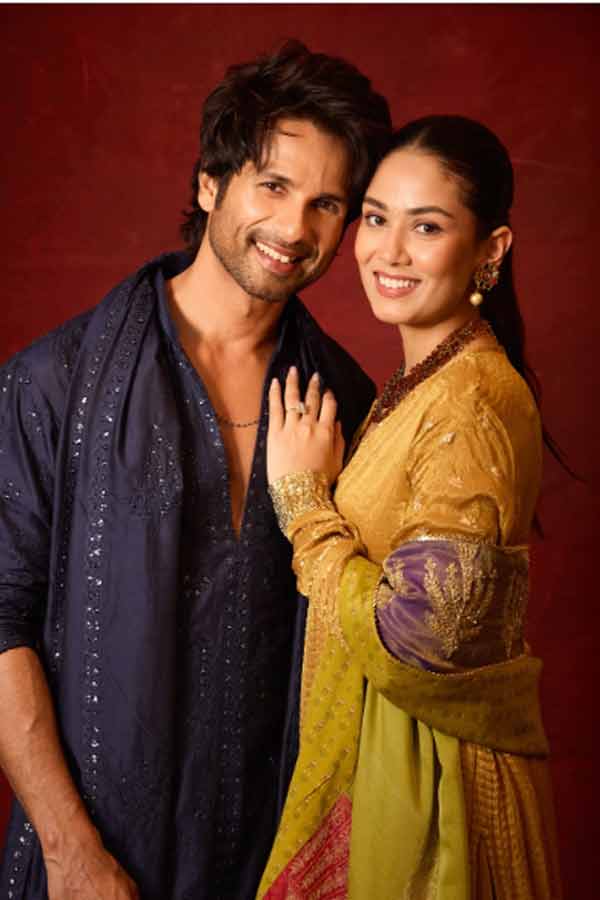 দীপাবলিতে সাবেকি সাজে নজর কাড়লেন শাহিদ কপূর এবং মীরা রাজপুত। গাঢ় নীলরঙা কুর্তার সঙ্গে একই রঙের উড়নি ছিল অভিনেতার পরনে। হলুদরঙা জরির কাজ করা স্যুটের সঙ্গে মীরা নিয়েছিলেন জমকালো ওড়না। গলায় মেরুনরঙা হার এবং কানের দুল। হাতে আংটি। সাজের বাহার এতটুকুই। তবে যুগলকে মানিয়েছিল বেশ।