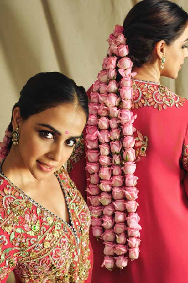 জেনেলিয়া ডিসুজ়ার  ফুল দিয়ে কেশসজ্জা বরাবরই প্রশংসিত। তবে এ বছরে দীপাবলিতে সেই সাজ ছিল বেশ অভিনবও। মাথার পিছন থেকে ঝুলিয়ে দিয়েছিলেন গোলাপিরঙা গোলাপের সারি। লম্বা চারটি ফুলেল সারি ঢেকে দিয়েছিল চুল। পরেছিলেন রঙিন সুতোর কাজ করা দুধে-আলতা রঙের কুর্তা। ঠোঁটে হালকা গোলাপি লিপস্টিক, কপালে গোলাপি টিপ, চোখে কাজল। কানে কুন্দনের দুল।