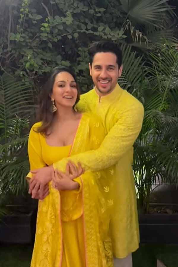 আলোর উৎসবে রং মিলিয়ে পোশাক পরেছিলেন অভিনেত্রী কিয়ারা আডবাণী এবং অভিনেতা সিদ্ধার্থ মলহোত্র। হলুদ রঙের সালোয়ারের সঙ্গে হলুদ সুতোর কাজ করা ওড়না নিয়েছিলেন তিনি। তাঁর স্বামীও পরেছিলেন কিয়ারার ওড়নার মতোই হলুদ সুতোর কারুকাজ করা কুর্তা।