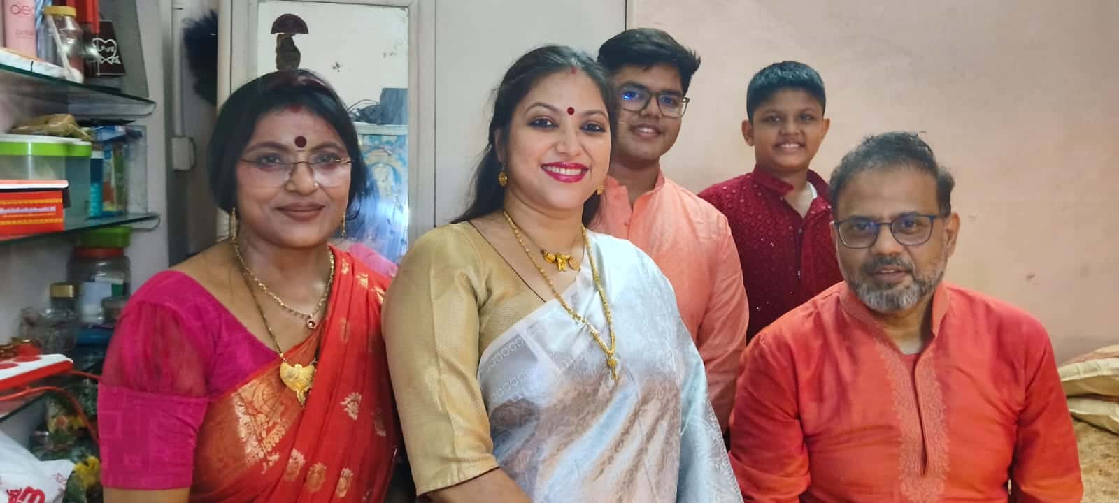  এই বছরও এর অন্যথা হল না। নিয়ম, নীতি মেনে নিষ্ঠা ভরে নিজের বাপের বাড়ির শ্যামার পুজোয় মন দিলেন অভিনেত্রী তথা রাজনীতিক পাপিয়া অধিকারী।    