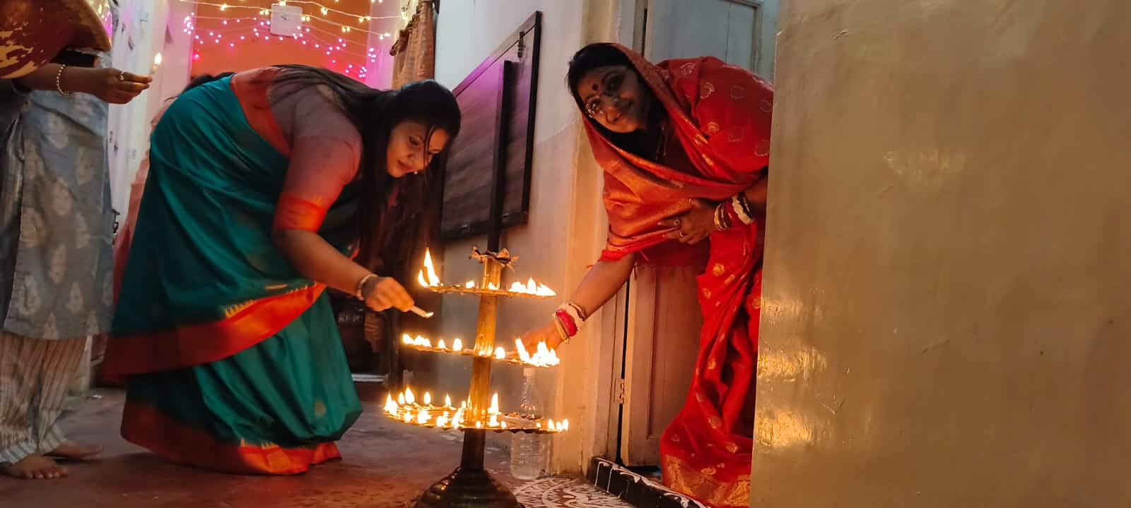 শ্যামবর্ণা দেবীর মুখ। স্নিগ্ধ সেই চাহনি। অভিনেত্রী বলেন, “আমার কালীর এই শান্ত চেহারাই আমার পছন্দের। আমরা তো মাছে-ভাতে বাঙালি, আমরা শান্তিপ্রিয়। তাই মাকেও এই রূপেই পছন্দ করি।” 