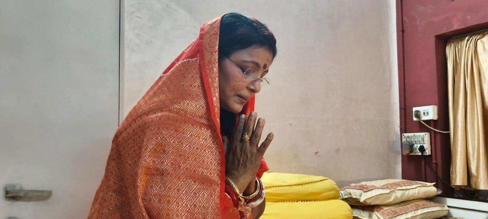 পুজোর ঘরে ঢুকতেই নস্টালজিয়ার নির্যাস। আলমারির গায়ে আটকানো সাদা কালো ছবিগুলিও যেন আজও রঙিন অভিনেত্রীর স্মৃতিতে। কখনও শাড়ি পরে দাঁড়িয়ে রয়েছেন মা কল্যাণী, আবার কখনও ‘বিবি পায়রা’ হয়ে তিনি।  