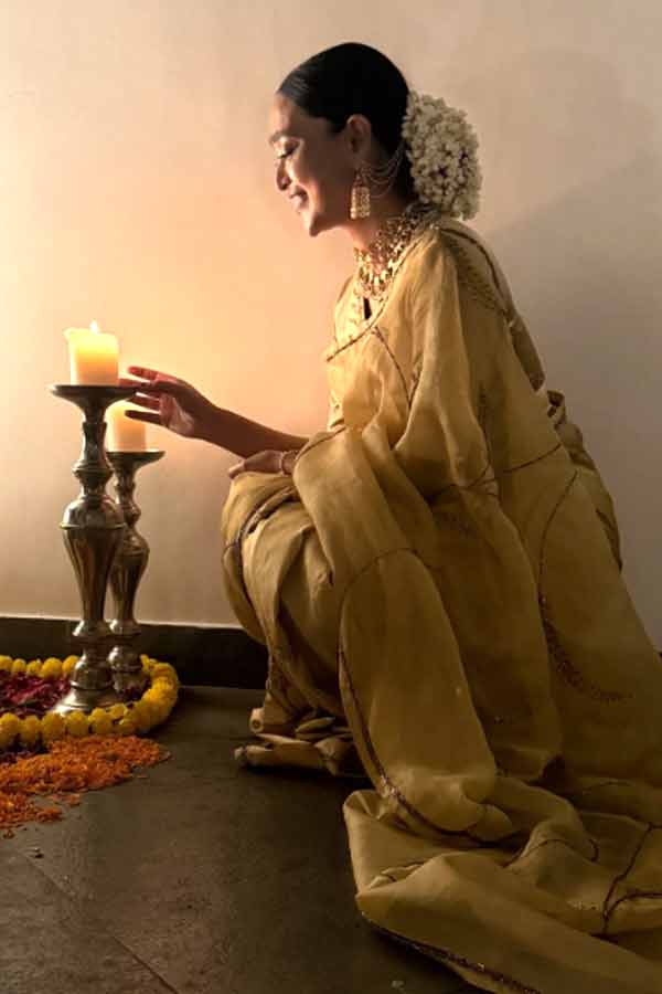 ঘিয়ে রঙা অরগ্যাঞ্জা শাড়ির সঙ্গে জমকালো সোনালি গয়না, ভারী দুল, খোঁপা করা চুলে সাদা ফুলের বাহার— এমন সাবেকি সাজেই দীপাবলিতে ক্যামেরায় ধরা দিলেন বঙ্গতনয়া অভিনেত্রী সায়নী গুপ্ত। দীপাবলির পার্টিতে সায়নীর সাজ নজর কেড়েছিল সকলেরই।