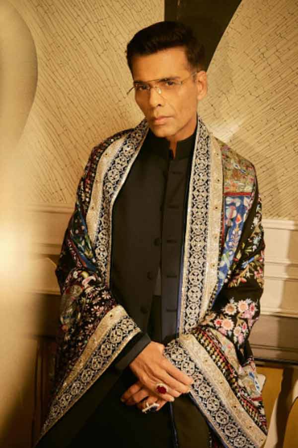 দীপাবলিতে কালো রঙে বাজিমাত করেছেন পরিচালক কর্ণ জোহর। কালোরঙা গলাবন্ধ শেরওয়ানির উপরে সুতোর কাজ করা পাড়ের স্টোলটি সকলের নজর কেড়েছিল। কালো রঙের সঙ্গে ঢোলা ঘিয়ে পাজামা পরেছিলেন কর্ণ। প্রযোজক-পরিচালকের পোশাকটি তৈরি করেছেন প্রখ্যাত পোশাকশিল্পী মনীশ মালহোত্র।