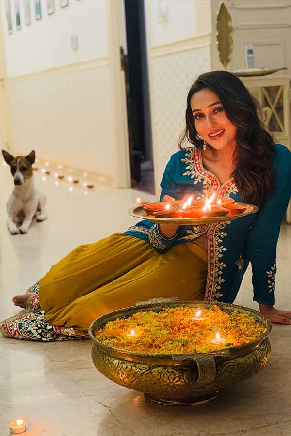বলিউডের পাশাপাশি টলিউড তারকারাও আলোর উৎসবে সেজেছেন, সেই সব ছবি সমাজমাধ্যমে ভাগ করেও নিয়েছেন। প্রদীপের আলোয় স্নিগ্ধ রূপে ধরা দিয়েছেন অভিনেত্রী মিমি চক্রবর্তী। হলুদ স্কার্টের সঙ্গে তুঁতে রঙের জ্যাকেট স্টাইল টপ, কানে ভারী দুল, আর খোলা চুলে নায়িকাকে লাগছিল মোহময়ী।