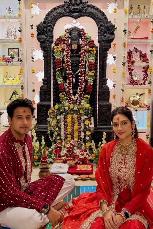 দীপাবলি উপলক্ষে ছিল পুজোর আয়োজন। পুজোরই উপযোগী সাজসজ্জা করেছিলেন অভিনেত্রী নুসরত জাহান এবং অভিনেতা যশ দাশগুপ্ত। লাল রঙের সঙ্গে রুপোলি কাজ করা সালোয়ার স্যুট পরেছিলেন নুসরত, কপালে ছিল সিঁদুরের টিকা। তার সঙ্গে ভারী গয়নাও পরেছিলেন অভিনেত্রী। যশ পরেছিলেন গাঢ় চেরিরঙা সুতোর কাজ করা পাঞ্জাবি এবং সাদা পাজামা।