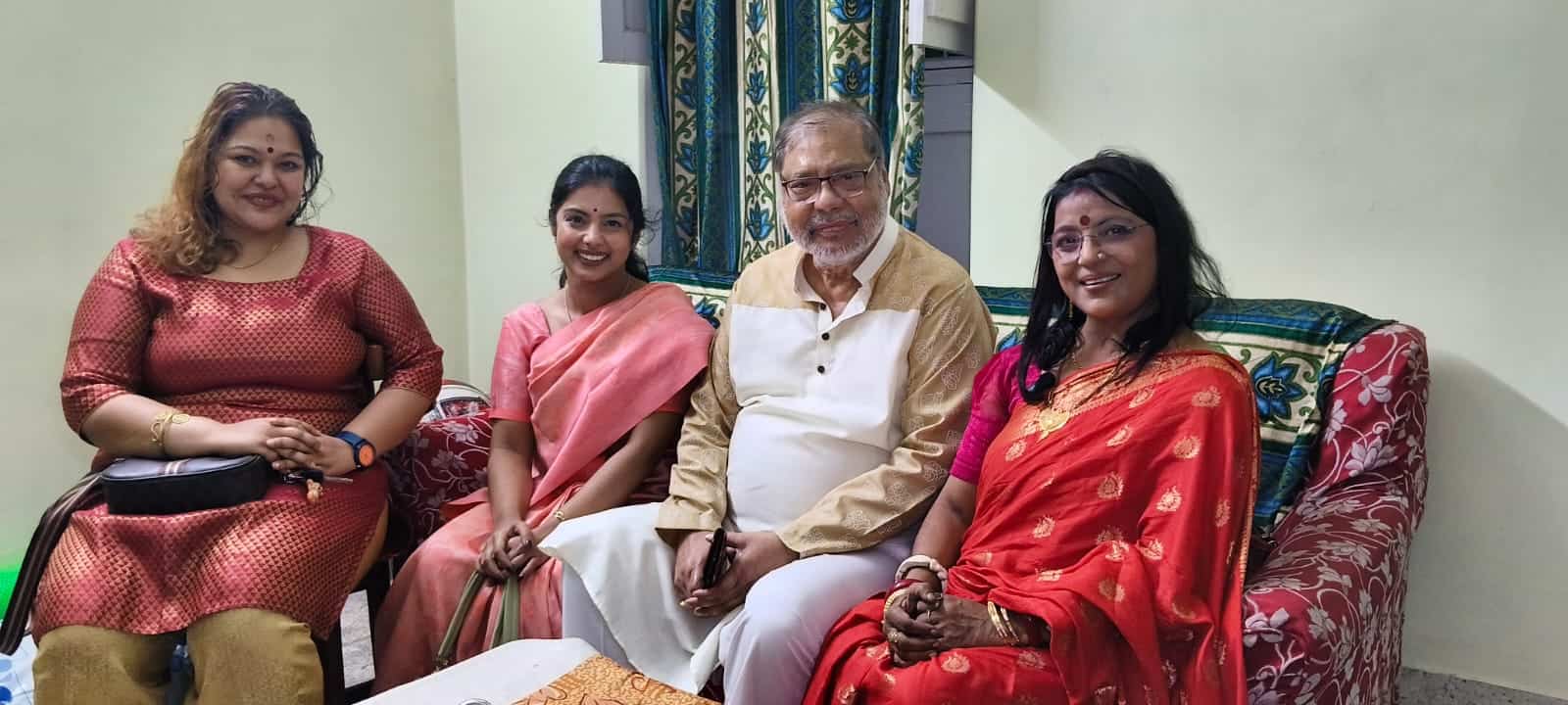 গোটা ঘর যখন কাঁসর-ঘণ্টার শব্দে মুখরিত, পাপিয়া অধিকারী তখন ডুব দিলেন সেই নস্টালজিয়ায়। ঘুরিয়ে দেখালেন ভিতরের সমস্ত ঘর। এবং একটি বিশেষ সিঁড়ি। 