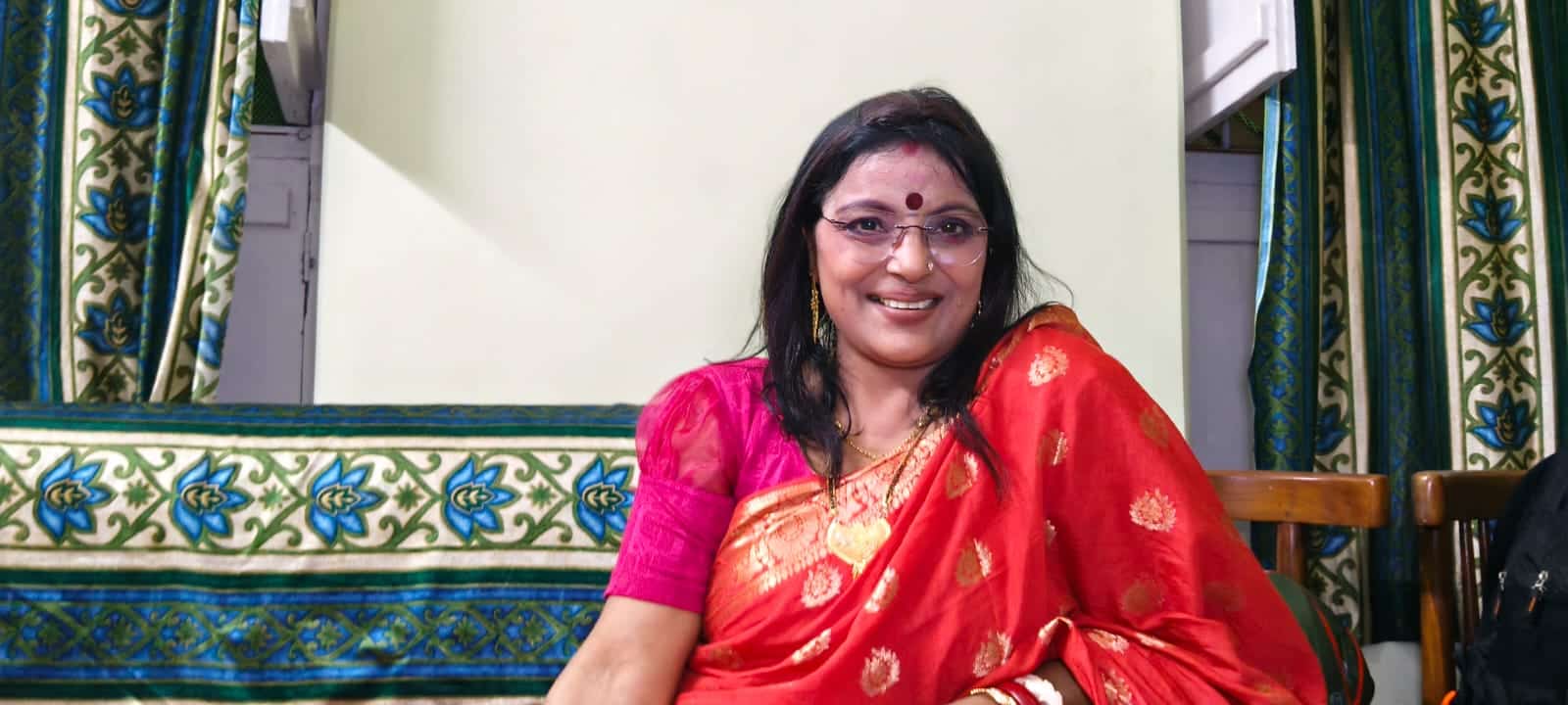 স্মৃতির সিঁড়ি ভেঙে নামতে নামতেই অভিনেত্রী বলে চললেন, “এখান থেকেই আমার ‘পাপিয়া অধিকারী’ হয়ে ওঠা। এই সিঁড়ি ভেঙেই আমি আমার স্কুল, কলেজ, বিশ্ববিদ্যালয়, নাচের স্কুলে গিয়েছি।” 