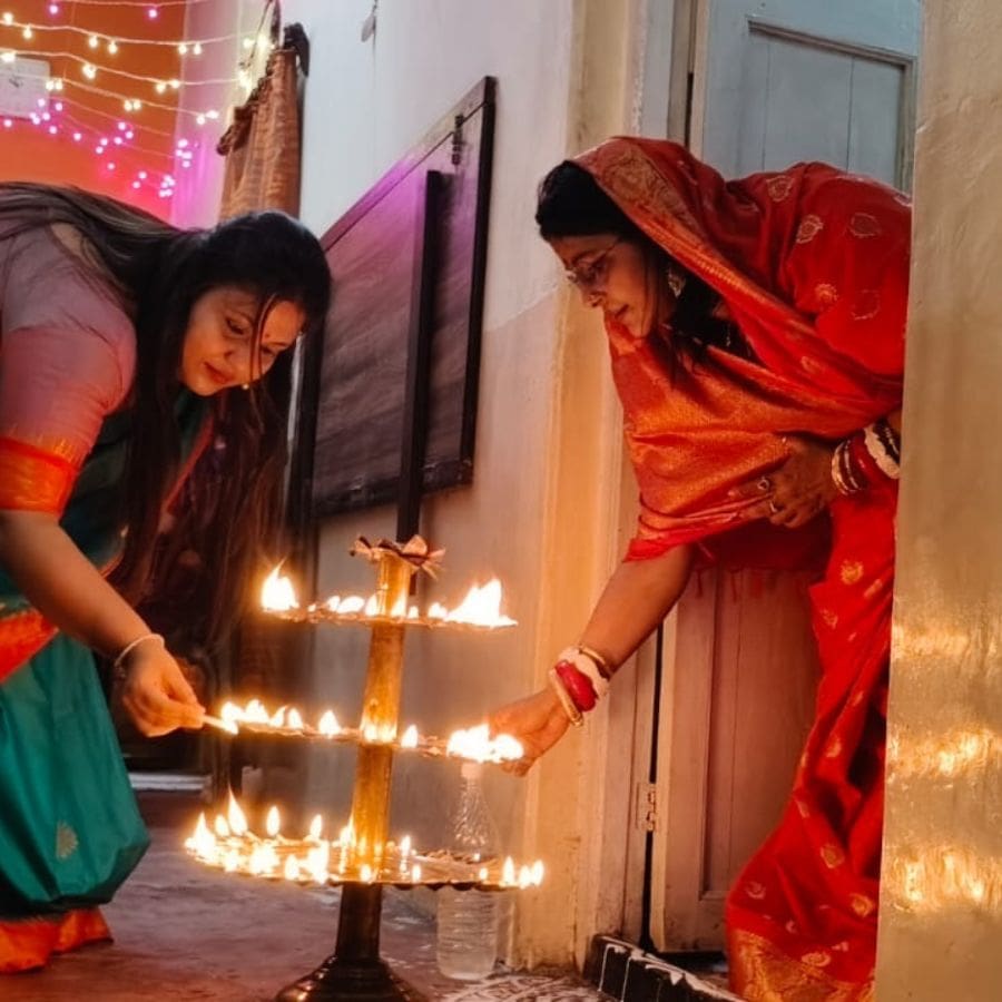  আর সিঁড়ির ঠিক পাশেই তাঁর লেখার ঘর। মজা করে তিনি এও বলেন, “প্রেমিকদেরও আনাগোনা কম ছিল না এই সিঁড়ি বেয়ে!”    