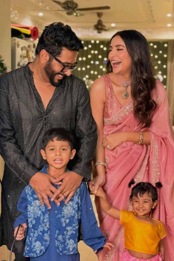 আলোর উৎসবে শুভশ্রী সেজেছিলেন গোলাপিরঙা শাড়িতে। জর্জেট শাড়ির উপরে পাড় বরাবর ছিল কাঠদানার কাজ। রাজ চক্রবর্তী পরেছিলেন কালো পাঞ্জাবি। ছেলে ইউভান পরেছিল নীল কুর্তা, আর ইয়ালিনি মায়ের সঙ্গে রং মিলিয়ে গোলাপি স্কার্ট।  