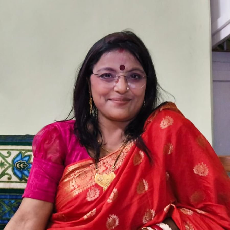  কথা প্রসঙ্গেই আলাপ জমল বাড়ির আত্মীয়-স্বজন এবং পরিবারের অন্যান্য সদস্যদের সঙ্গে। পুজোর প্রস্তুতি কি তাঁদের ছাড়া সম্পূর্ণ হয়! 