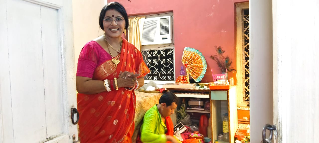 ভোগের ক্ষেত্রেও ছিল এলাহি আয়োজন। পাতে ছিল খিচুড়ি, পাঁচ রকম ভাজা, পোলাও, লুচি, আলুর দম, ধোকা, বাঁধাকপি, ছোলার ডাল, পনির, আর শেষ পাতে দই, মিষ্টি ও পায়েস। 