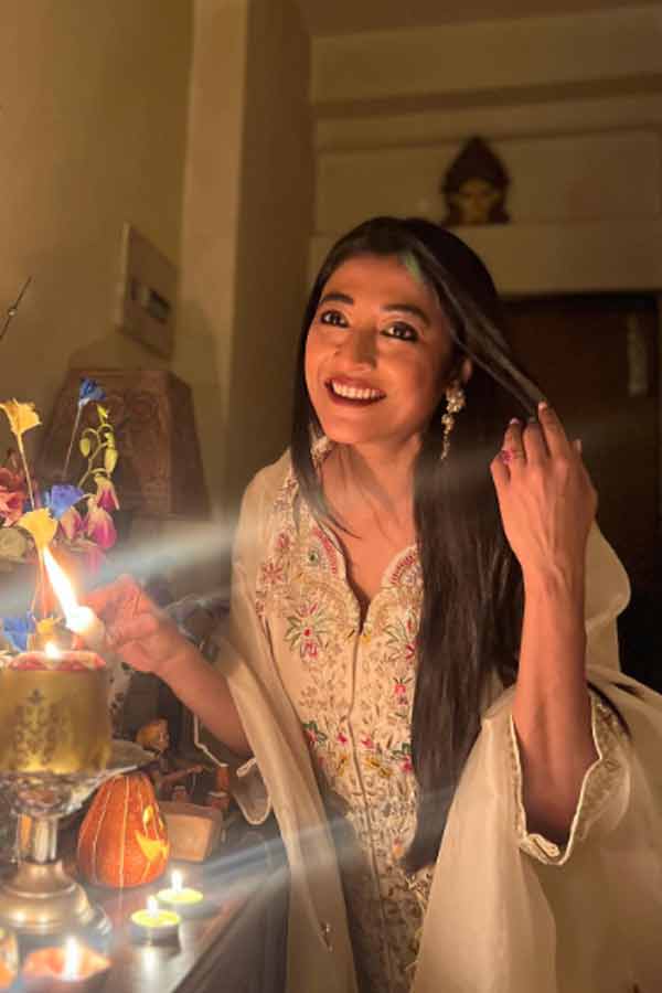 সাদা সিল্কের পোশাক পরেছিলেন অভিনেত্রী পাওলি দাম। গলা জুড়ে ছিল এমব্রয়ডারির কাজ। সালোয়ারের নকশা ছিল ওড়নাতেও। খোলা চুল এবং প্রদীপের আলোয় স্নিগ্ধ দেখাচ্ছিল তাঁকে।