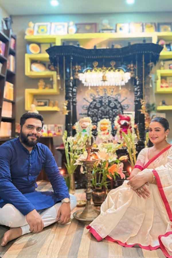 আলোর উৎসবে স্বামীর নীলাঞ্জন ঘোষের সঙ্গে ছবি দিয়েছেন গায়িকা ইমন চক্রবর্তী। লালা-সাদা শাড়িতে একদম সাবেকি ভাবে সেজেছিলেন। চুলে ছিল হাতখোঁপা, কানে সোনার দুল, গলায় চেন। গয়নার বাহুল্য ছিল না। নীলাঞ্জন পরেছিলেন গাঢ় নীল রঙের পাঞ্জাবি।