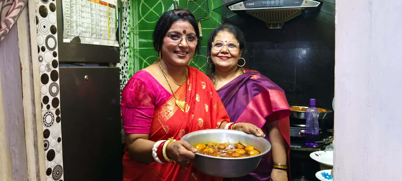 অভিনেত্রী বলেন, “আমার মা থাকলে আরও কতই না আয়োজন হত। এক সময়ে পাড়ার সকলে ধেয়ে আসতেন এই পুজোয়।” আমন্ত্রিত থাকতেন ইন্ডাস্ট্রির তারকারাও। 