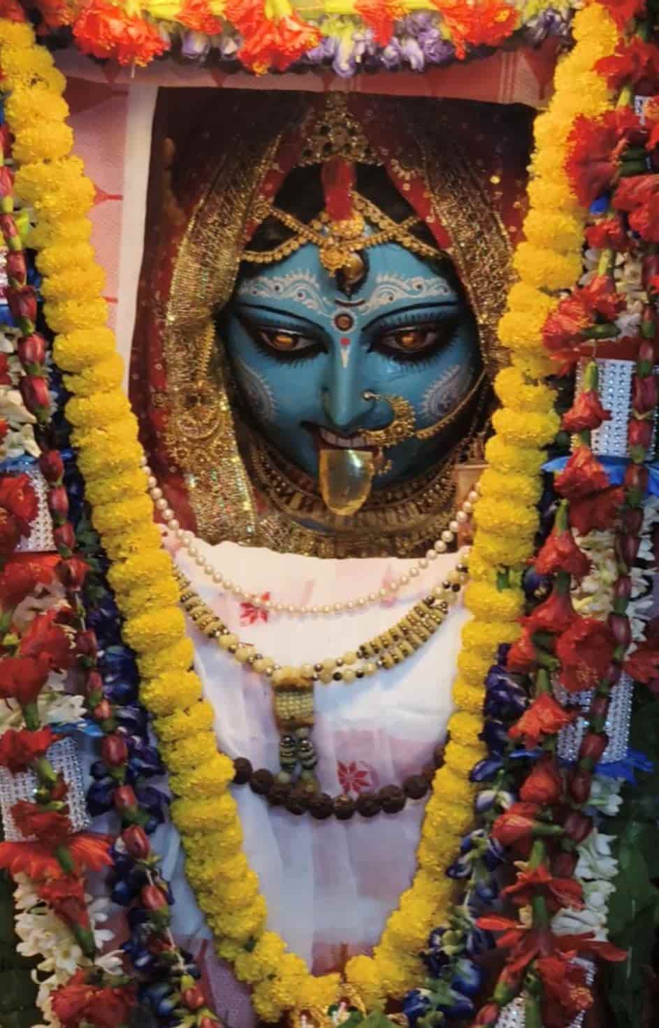  সামান্য হেসে তিনি যোগ করেন, “আমার মা যাঁদের পছন্দ করতেন, তাঁরাই আসতেন। যেমন ভানু বন্দ্যোপাধ্যায়, সাবিত্রী চট্টোপাধ্যায়, বসন্ত চৌধুরী, মাধবী মাসি- সকলেই উপস্থিত থাকতেন।” 