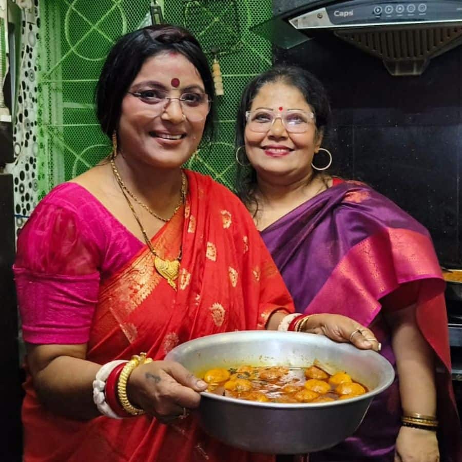 আর ইন্ডাস্ট্রির ‘বিশেষ’ মানুষেরা? সলজ্জ কণ্ঠে হেসে অভিনেত্রী বলনে, “সে সব কথা পরে হবে…”  (এই প্রতিবেদনটি ‘আনন্দ উৎসব’ ফিচারের একটি অংশ।)