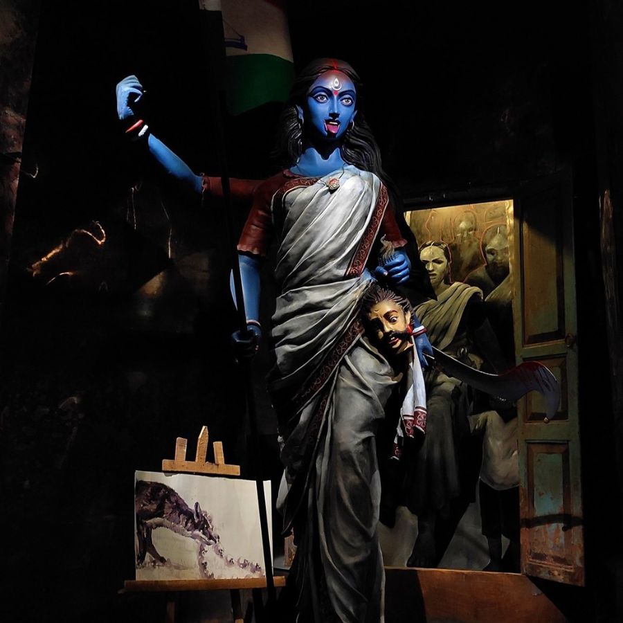 চলতি সপ্তাহের সোমবার ছিল কালীপুজো ও আলোর উৎসব। শহরের নামী-দামী মণ্ডপগুলির তোড়জোড় শেষ, দর্শনার্থীদের ঢল নামছে। বারাসাতে কালীপুজোর রমরমা নতুন নয়, তবে কালীক্ষেত্র কলকাতাও কিন্তু কোনও অংশে পিছিয়ে নেই।