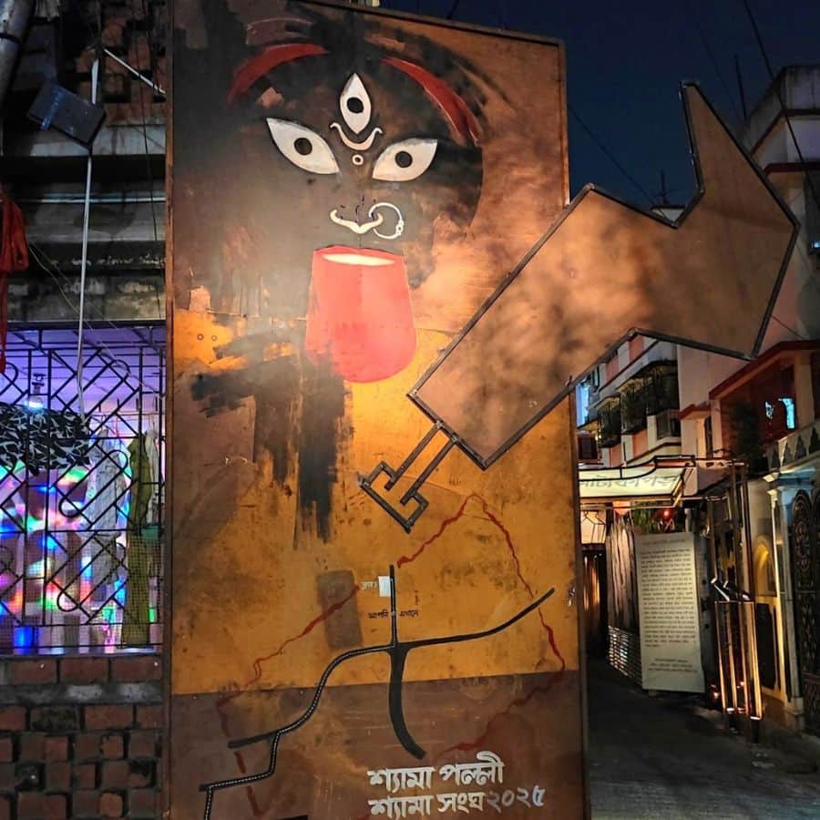 মণ্ডপে সেজে উঠেছে সেই সময়ের গল্প, যখন দেশ উত্তাল ছিল বিদেশি দ্রব্য বর্জনের আহ্বানে। 