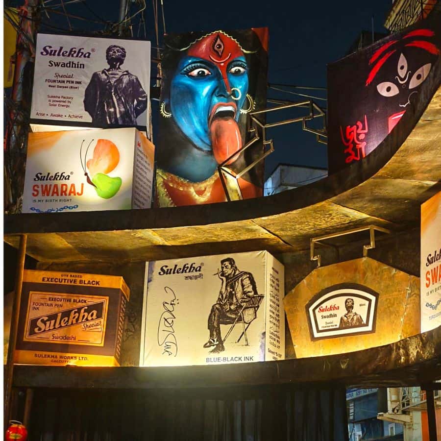 সেই টুকরো ইতিহাস, এই দীর্ঘ পথ চলার গল্পই এ বার শ্যামা পল্লী শ্যামা সংঘের মণ্ডপের মূল আকর্ষণ। থিমের সঙ্গে সামঞ্জস্য রেখে প্রতিমাও এখানে প্রতিবাদী রূপে বিরাজমান। মায়ের হাতে ব্রিটিশ আমলের তেরঙ্গা। 