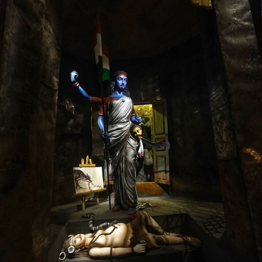 আজকের বলপেনের যুগেও মাথা উঁচু করে অবস্থান করে থাকা 'সুলেখা' কালি ও ঝর্ণা কলমের এই ইতিহাসকে জানতে, এই কালীপুজো পরিক্রমায় এই মণ্ডপটি কিন্তু একে বারেই মিস করা চলবে না। (এই প্রতিবেদনটি ‘আনন্দ উৎসব’ ফিচারের একটি অংশ।)