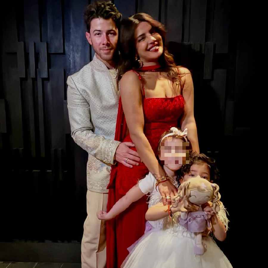 ব্যস্ততার মাঝেও পরিবার সবসময়েই গুরুত্ব পায় প্রিয়ঙ্কা চোপড়ার জীবনে। এবারের দীপাবলিও স্বামী নিক, মেয়ে মালতী এবং পরিবারের অন্যান্যদের সঙ্গে উদ্‌যাপন করেছেন প্রিয়ঙ্কা। উৎসবের দিনে তিনি পরেছিলেন নুডল্‌স স্ট্র্যাপের লাল রঙা খাটো ঝুলের সালোয়ার স্যুট।নিক পরেছিলেন গলাবন্ধ শেরওয়ানি। মেয়ে মালতী সেজেছিল সাদা রঙের ঘের দেওয়া পোশাকে।  